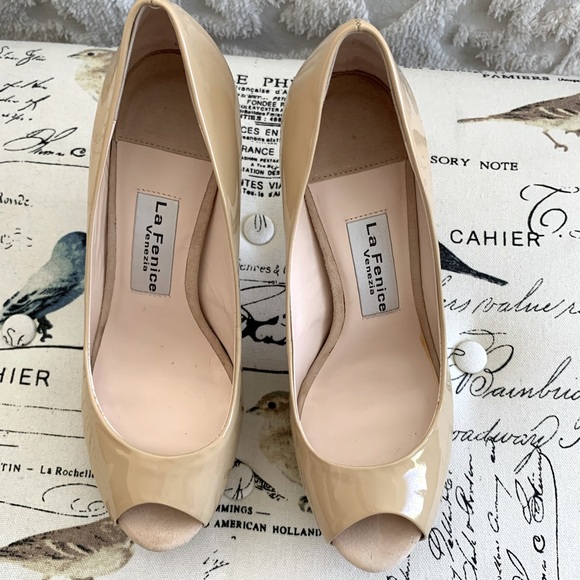 NWT LaFenice Venezia Light Beige Patent Leather/Suede Platform Peep Toe Pumps 9 - Picture 2 of 12